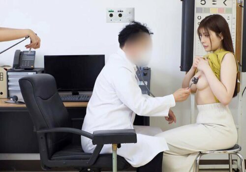 Đi khám ngực, cô gái trẻ bị tên bác sĩ sàm sở rồi địt trong phòng khám Đi khám ngực, cô gái trẻ bị tên bác sĩ sàm sở rồi địt trong phòng khám
