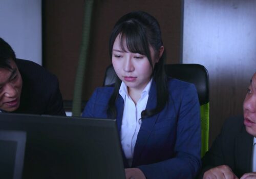 Một ngày đáng nhớ của em nhân viên tăng ca và những tên sếp biến thái Một ngày đáng nhớ của em nhân viên tăng ca và những tên sếp biến thái