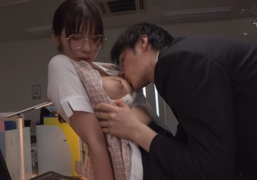Phát hiện bí mật động trời của chị kế toán xinh đẹp Phát hiện bí mật động trời của chị kế toán xinh đẹp