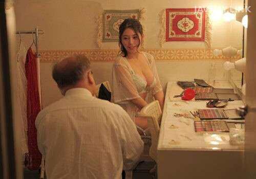 Vợ ngoại tình cùng trai trẻ vì chồng già không thỏa mãn Vợ ngoại tình cùng trai trẻ vì chồng già không thỏa mãn